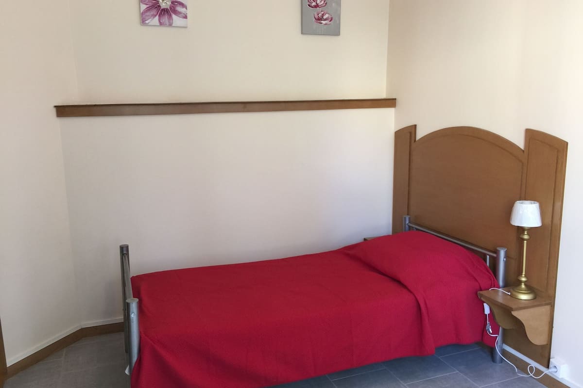 Chambre Simple Économique, salle de bains commune | مكتب ومكواة/لوح كي وواي فاي مجانًا وملاءات أسرّة