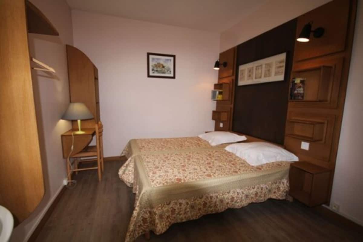 Chambre Double Économique, salle de bains commune | Una scrivania, ferro/asse da stiro, Wi-Fi gratuito, lenzuola