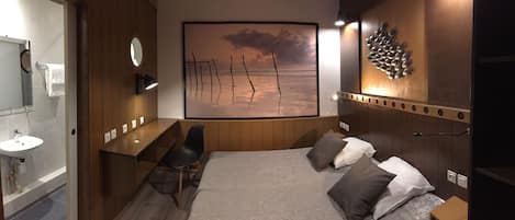 Chambre Double Confort, salle de bains privée | Meja, seterika/papan seterika, Wi-fi percuma, cadar katil