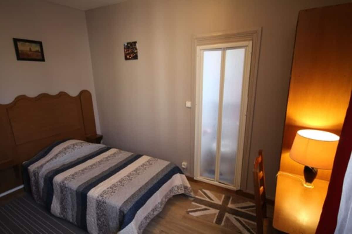 Chambre Simple Confort, salle de bains privée | Una scrivania, ferro/asse da stiro, Wi-Fi gratuito, lenzuola