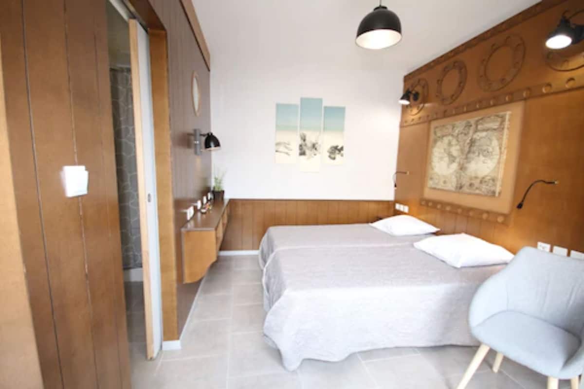 Chambre Double Confort, salle de bains privée | مكتب ومكواة/لوح كي وواي فاي مجانًا وملاءات أسرّة