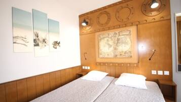 Chambre Double Confort, salle de bains privée | Bureau, fer et planche à repasser, Wi-Fi gratuit, draps fournis