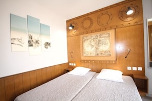 Chambre Double Confort, salle de bains privée | Desk, iron/ironing board, free WiFi, bed sheets - Hôtel Rachel (Le Pre-Saint-Gervais)