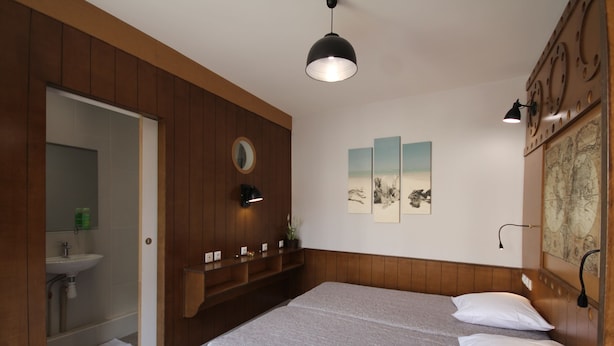 Chambre Double Confort, salle de bains privée | مكتب ومكواة/لوح كي وواي فاي مجانًا وملاءات أسرّة