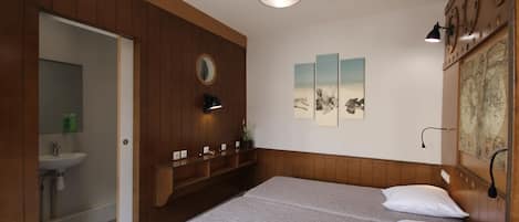 Chambre Double Confort, salle de bains privée | Bureau, fer et planche à repasser, accès au Wi-Fi (inclus)