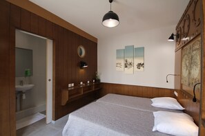 Comfort tweepersoonskamer | Een bureau, een strijkplank/strijkijzer, gratis wifi, beddengoed