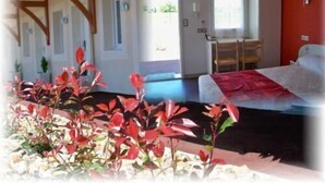 A room with a bed, a desk, and a window. - Natur'Hôtel (Menesplet)