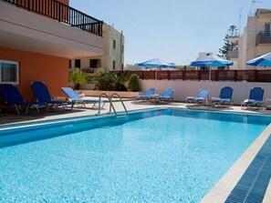 屋外プール、プール パラソル、サンラウンジャー