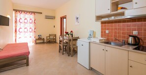 In-room safe, free cribs/infant beds - Daisy (Rethymno)