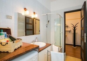 Rainfall showerhead, free toiletries, hair dryer, bidet