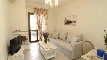 Villa familiar, frente al mar | Sala de estar | Televisión de pantalla plana de 24 pulgadas con canales vía satélite