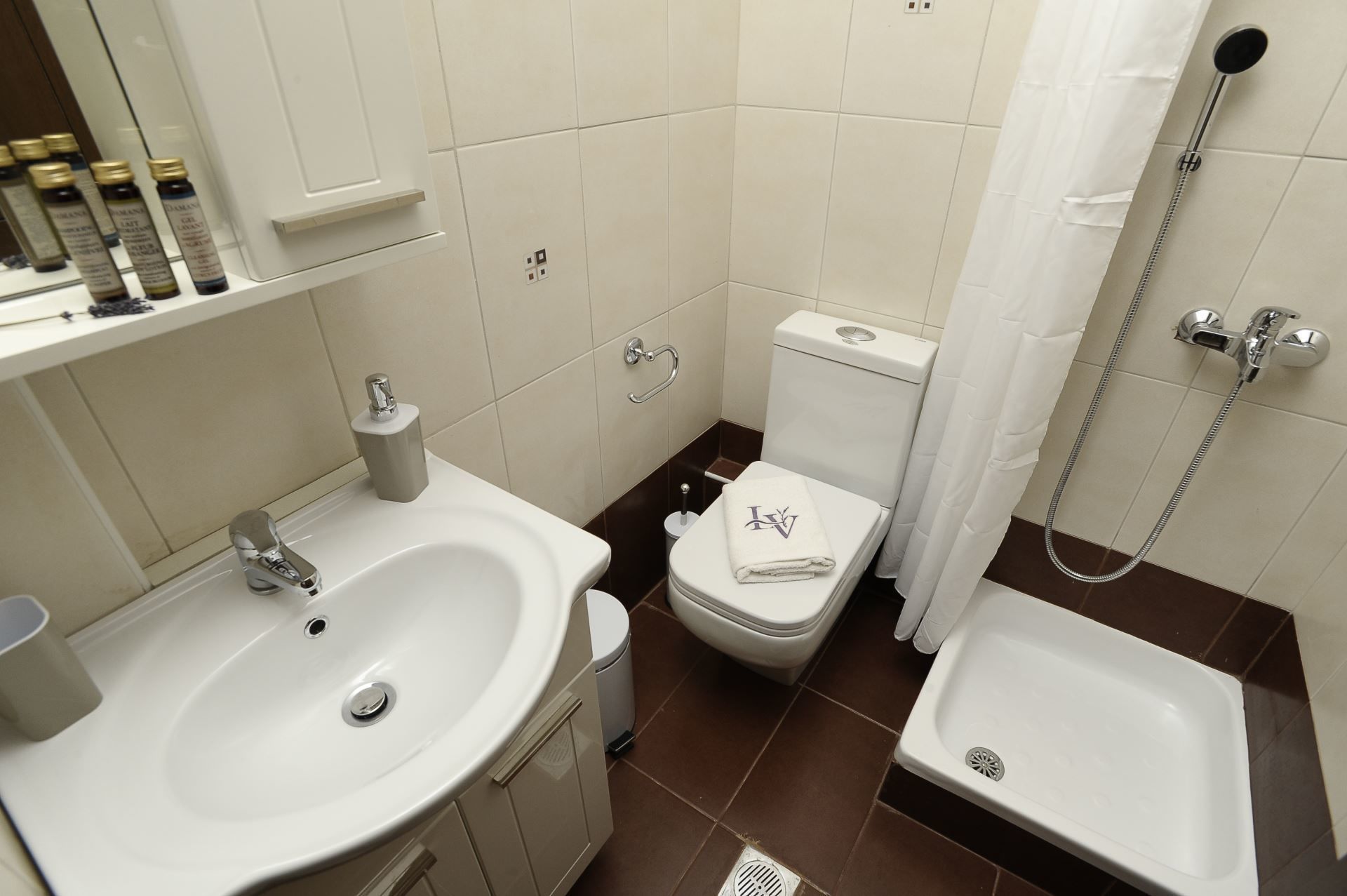 Een badkamer met een wastafel, toilet en bad.