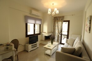 Vila família, de frente para a praia | Sala de estar | TV de tela plana 24 polegadas com canais via satélite, TV LCD