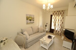 Vila família, de frente para a praia | Sala de estar | TV de tela plana 24 polegadas com canais via satélite, TV LCD