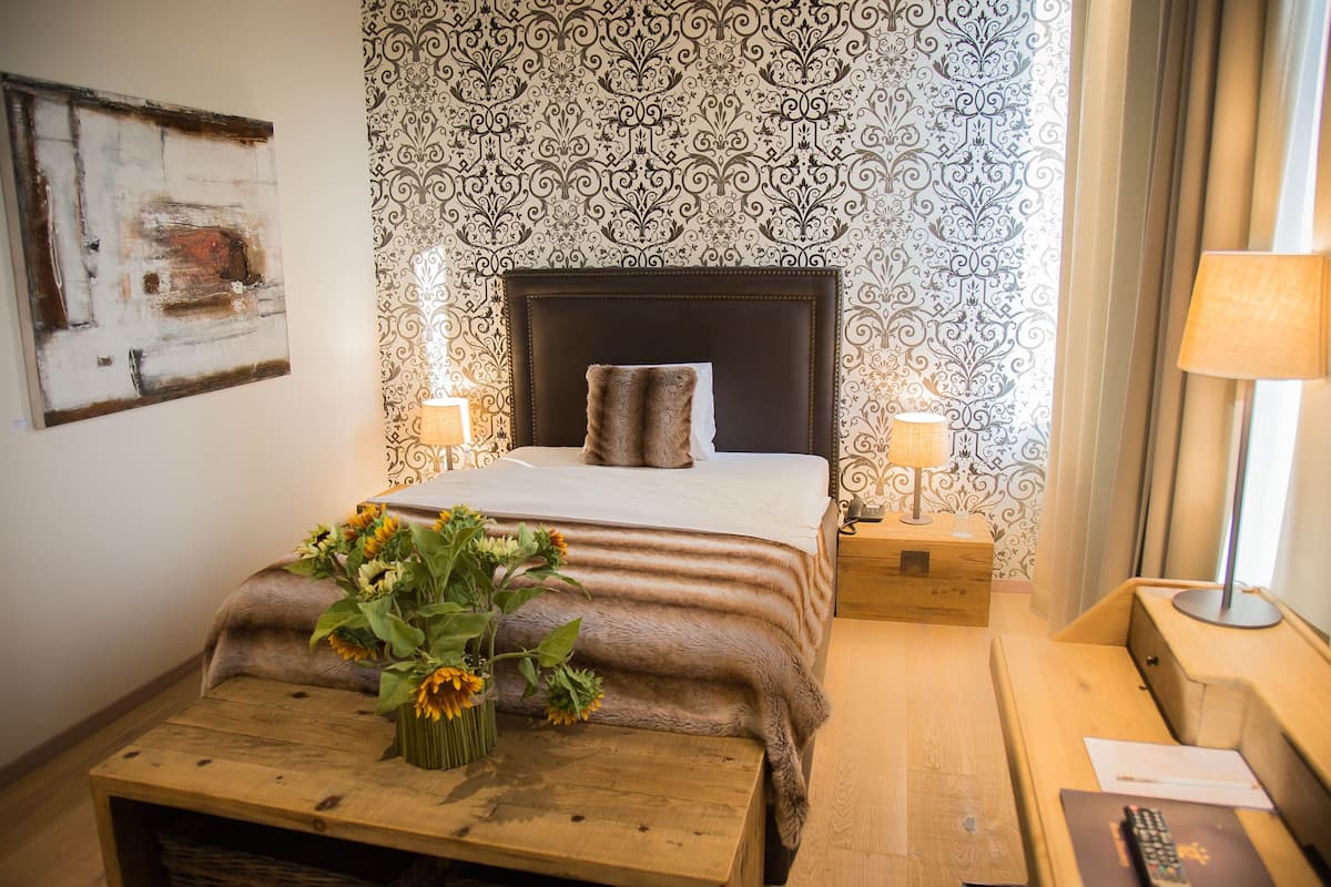 Standard-Einzelzimmer, 1 Queen-Bett | Hochwertige Bettwaren, Zimmersafe, Schreibtisch, Verdunkelungsvorhänge