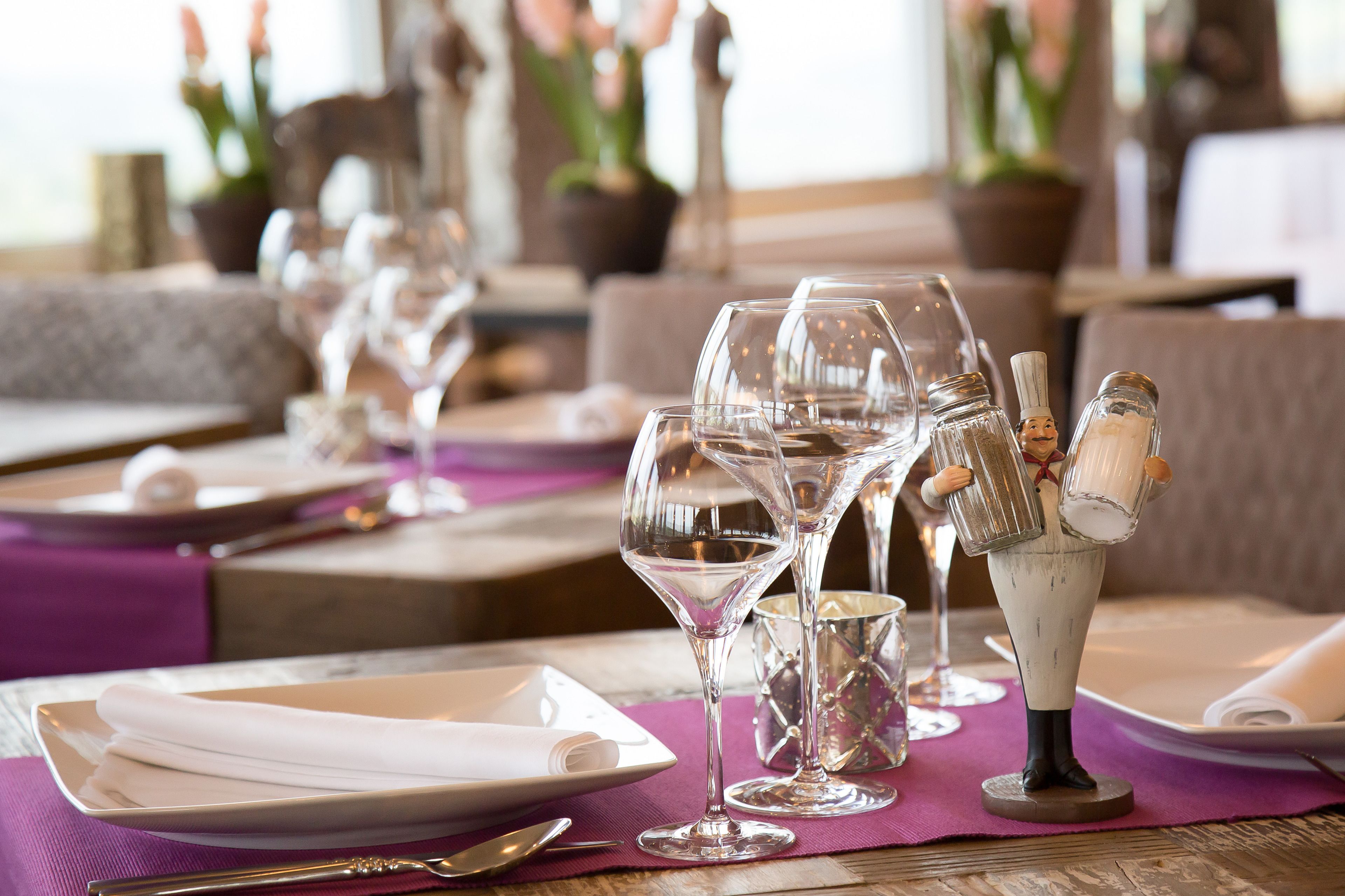 lunch and dinner served, international cuisine