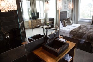 Habitación doble superior, 1 cama Queen size | Baño | Regadera, amenidades de baño gratuitas, secadora de cabello, toallas