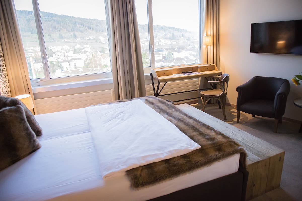 Superior-Doppelzimmer, 1 Queen-Bett | Wohnbereich | Flachbildfernseher