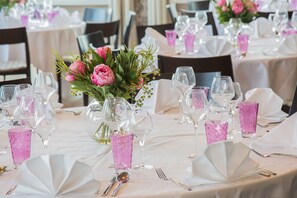 Lunch and dinner served, international cuisine