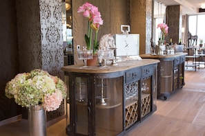 Se sirven comidas, cenas y cocina internacional