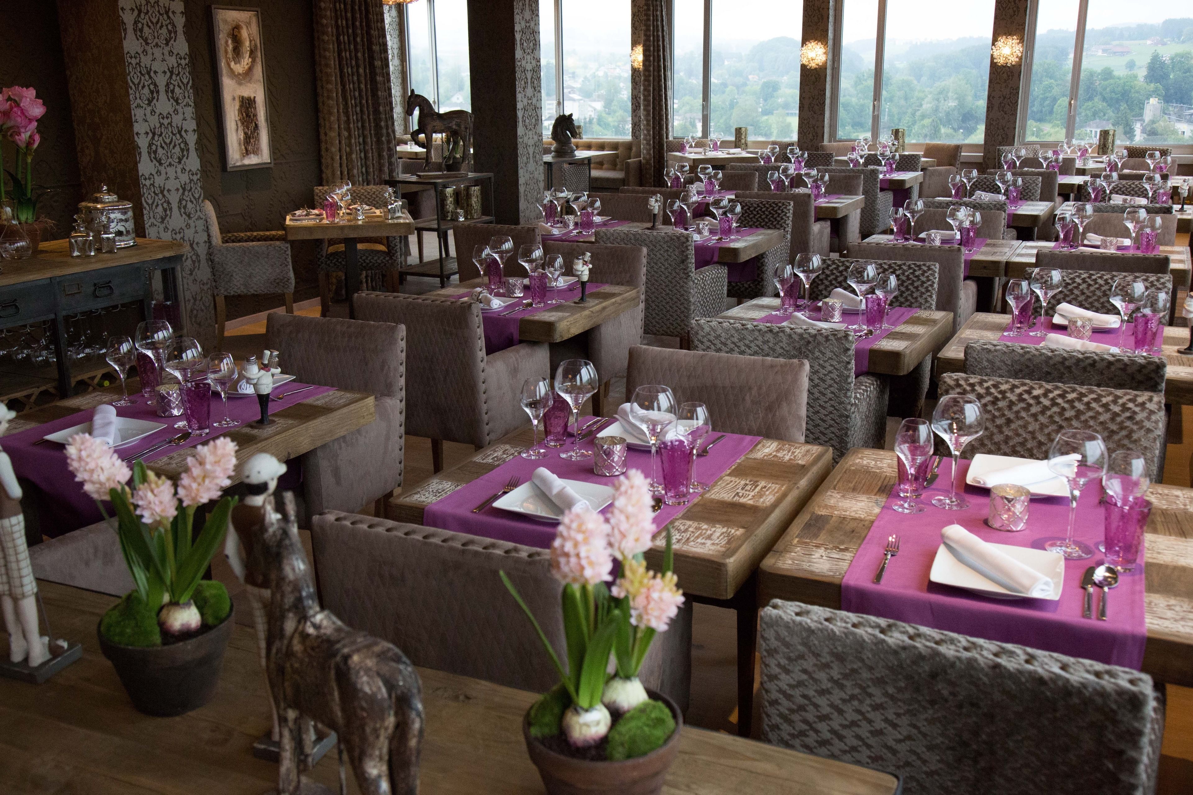 lunch and dinner served, international cuisine