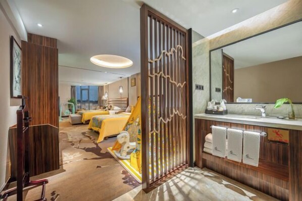 Minibar, in-room safe, desk, free WiFi