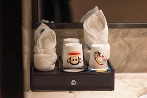 Minibar, una cassaforte in camera, una scrivania, Wi-Fi gratuito