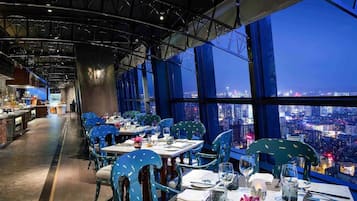 3 restaurantes, se sirven desayunos, comidas y cocina internacional