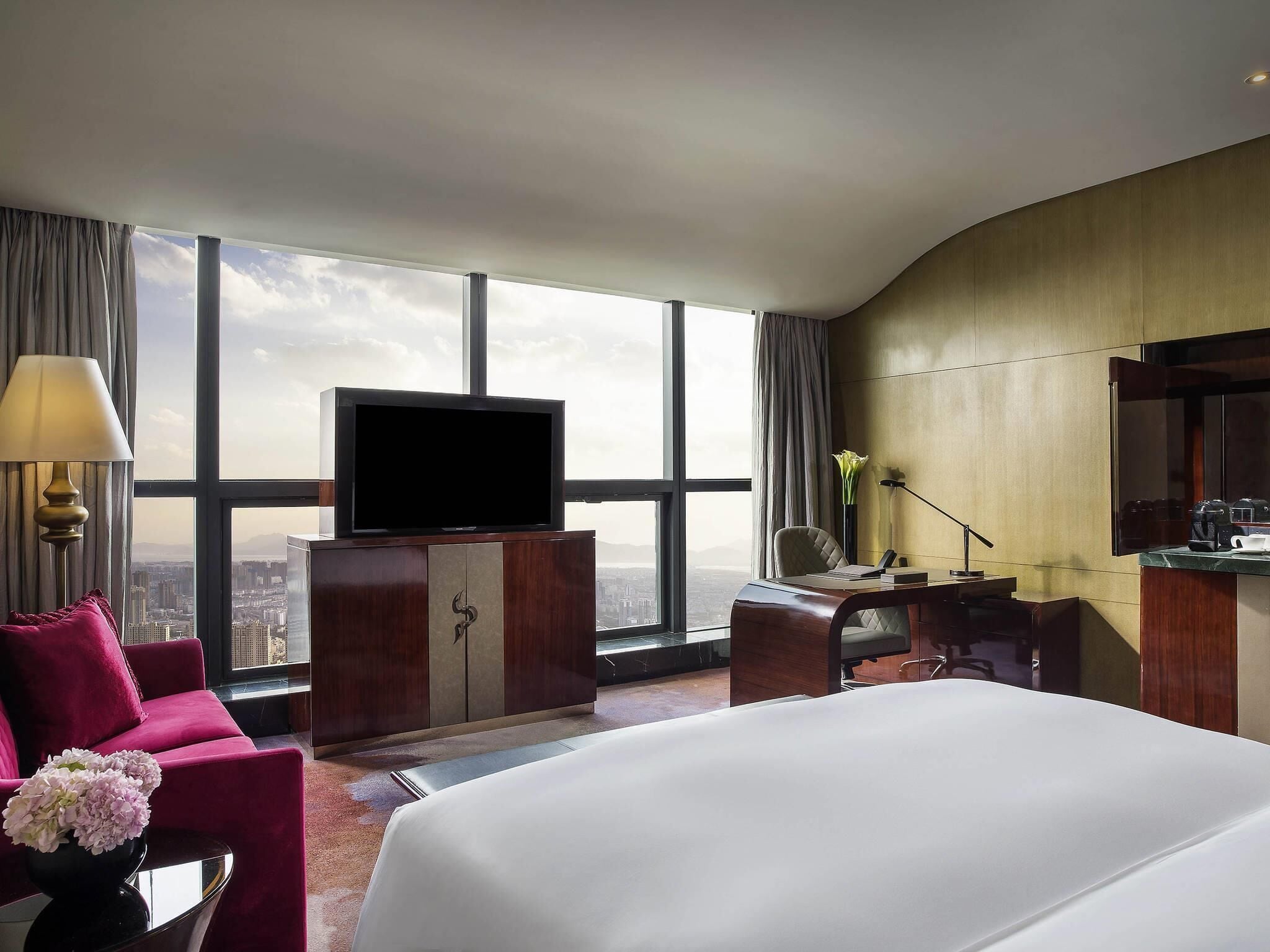 Habitación superior, 1 cama King size, con acceso al salón lounge del club | Ropa de cama de alta calidad y minibar 