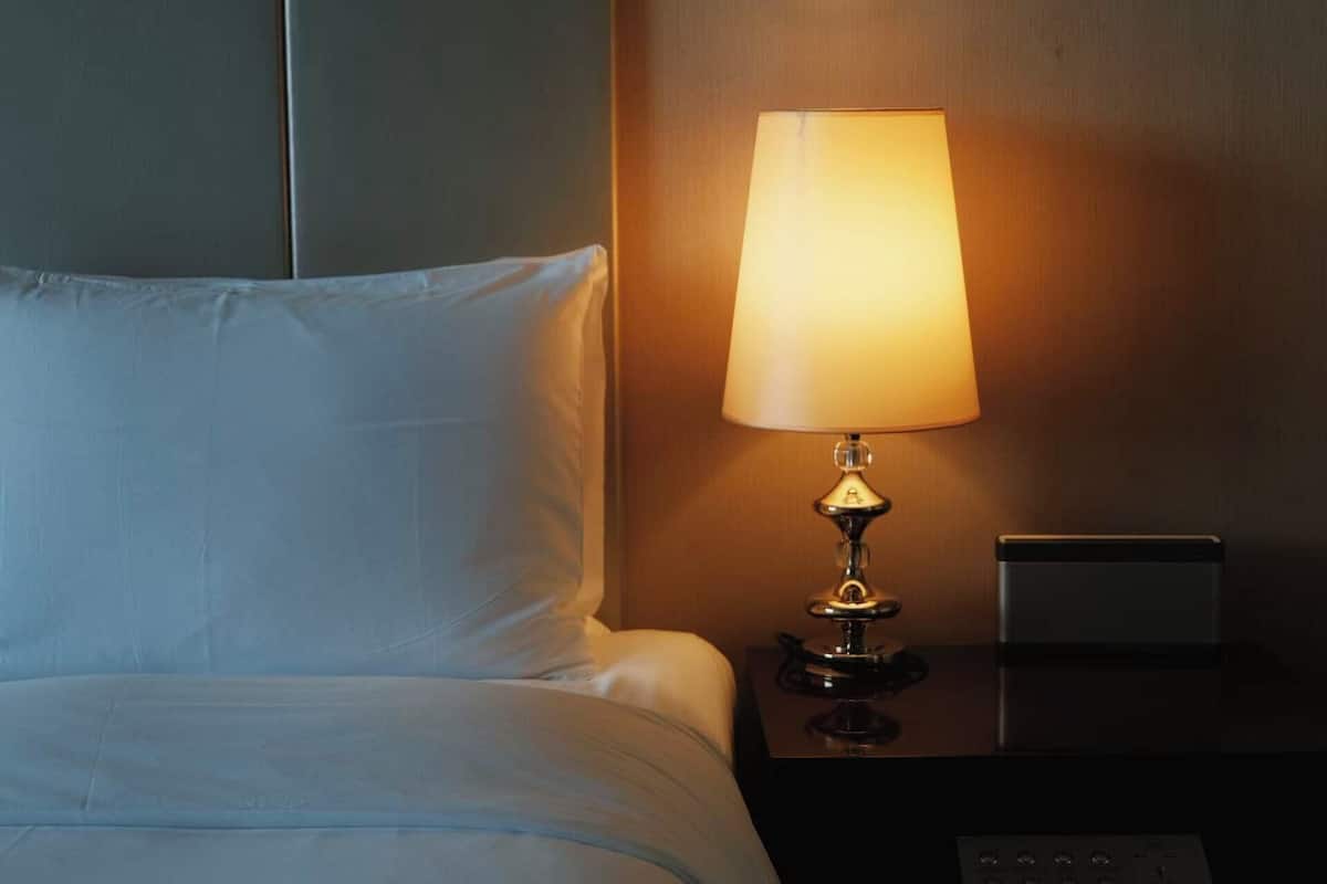 Sengetøy av topp kvalitet, minibar og safe på rommet