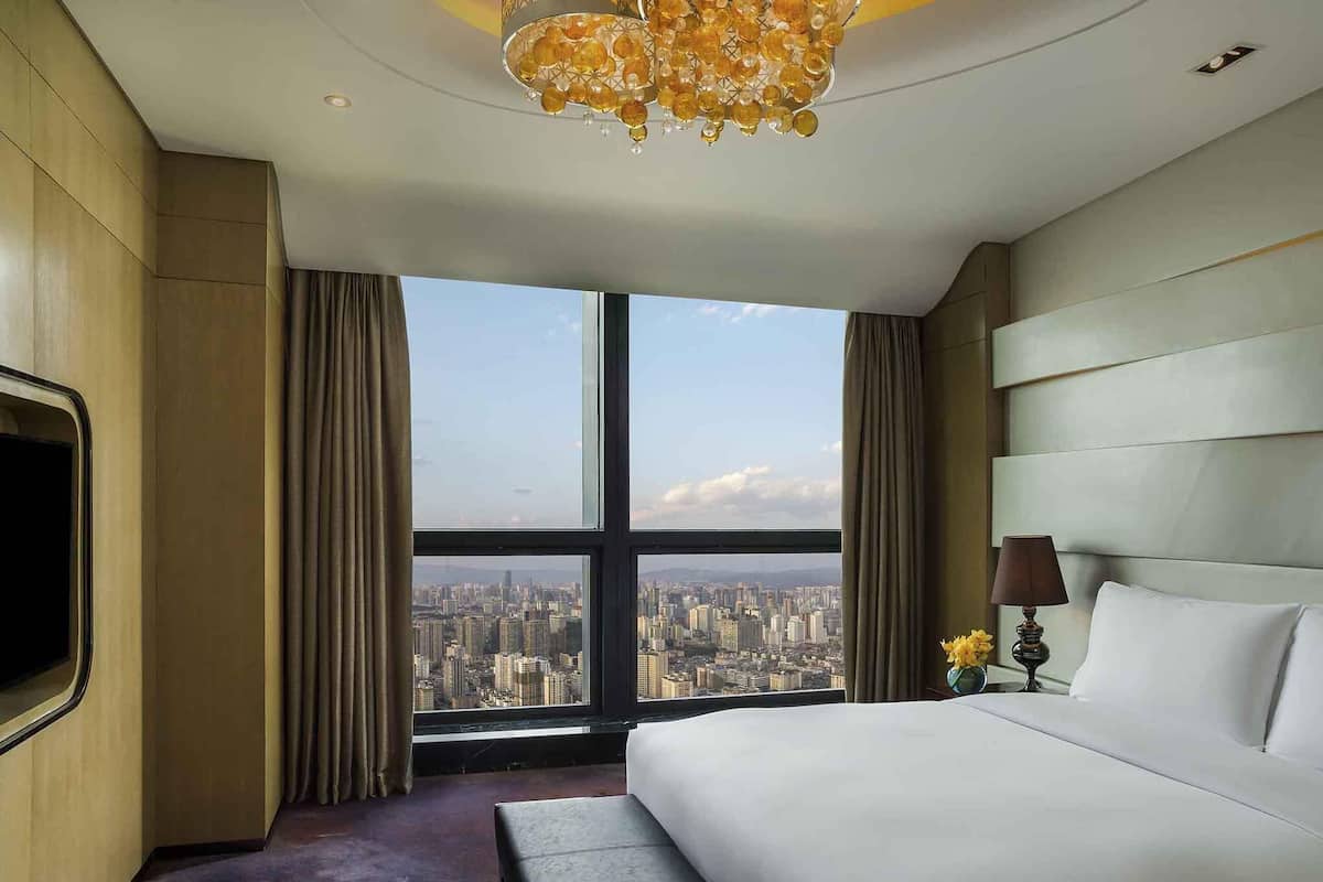 1 bedroom, premium bedding, minibar, in-room safe