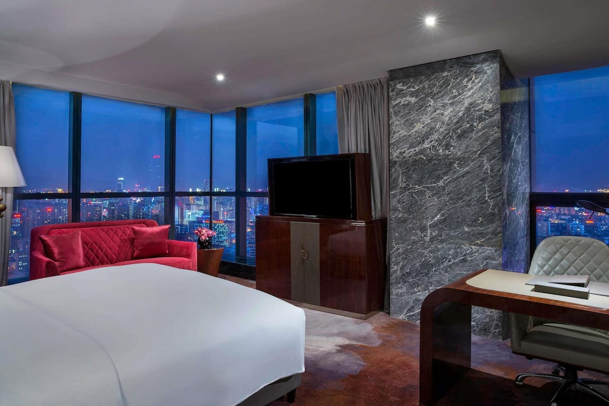 Hochwertige Bettwaren, Minibar, Zimmersafe, individuell dekoriert