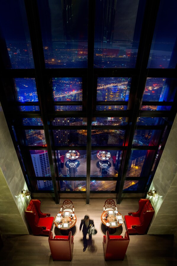 3 restaurants, serveren ontbijt, lunch, diner, internationale gerechten