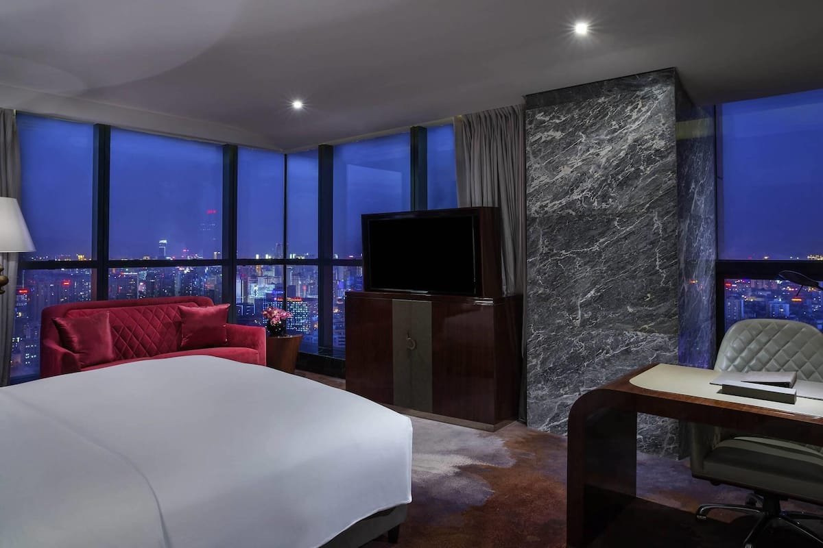 Hochwertige Bettwaren, Minibar, Zimmersafe, individuell dekoriert