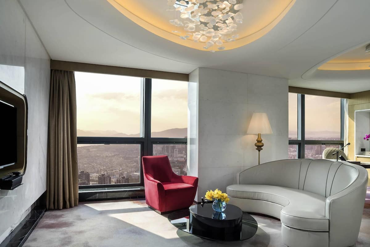 Club Suite, 1 King Bed, Club lounge access (Prestige)