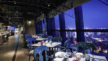 3 restaurants, breakfast, lunch, dinner served; international cuisine