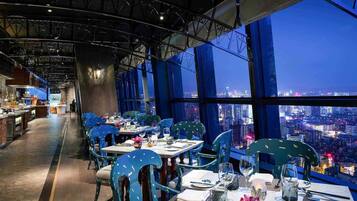 3 restaurants, breakfast, lunch, dinner served; international cuisine