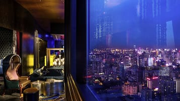 2 bars/lounges