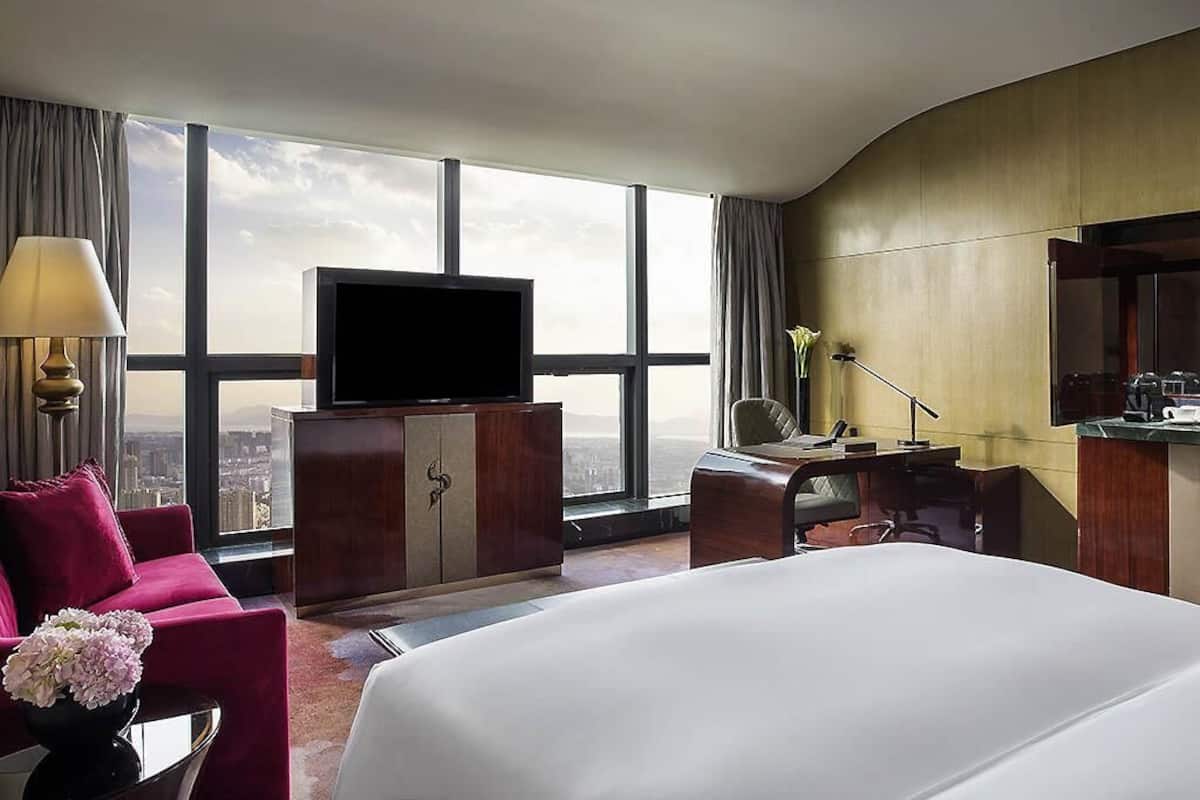 Superior Room, 1 King Bed, Club Lounge Access | Premium bedding, minibar, in-room safe, individually decorated