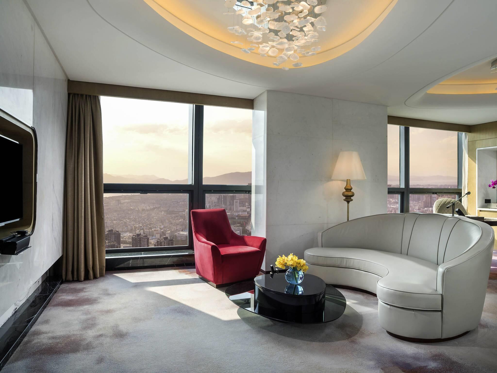 Club-Suite, 1 King-Bett, Zutritt zur Club Lounge (Prestige) | Hochwertige Bettwaren, Minibar, Zimmersafe, individuell dekoriert