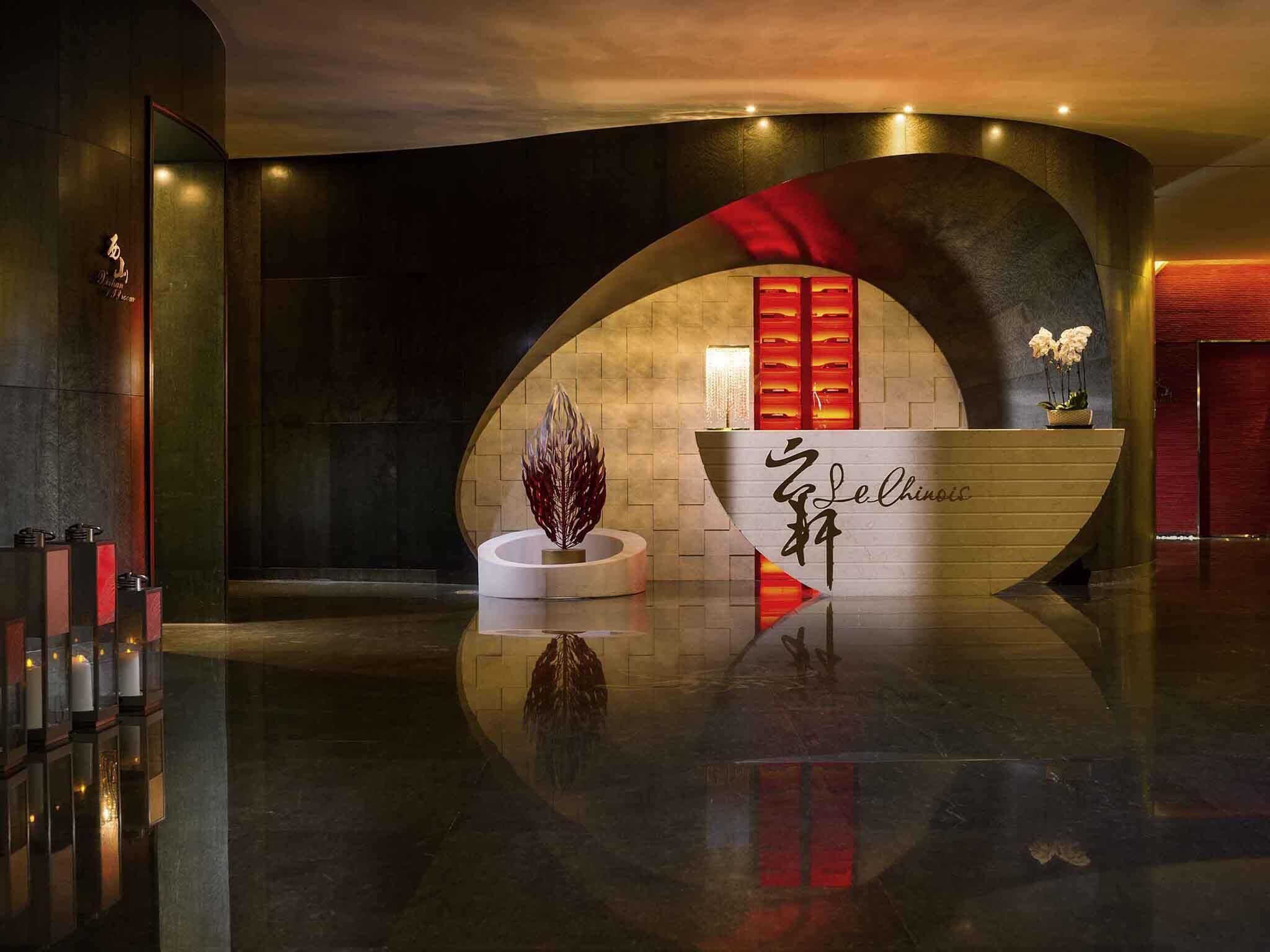 3 restaurants, breakfast, lunch, dinner served; international cuisine 