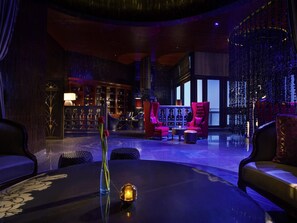 2 bars/lounges