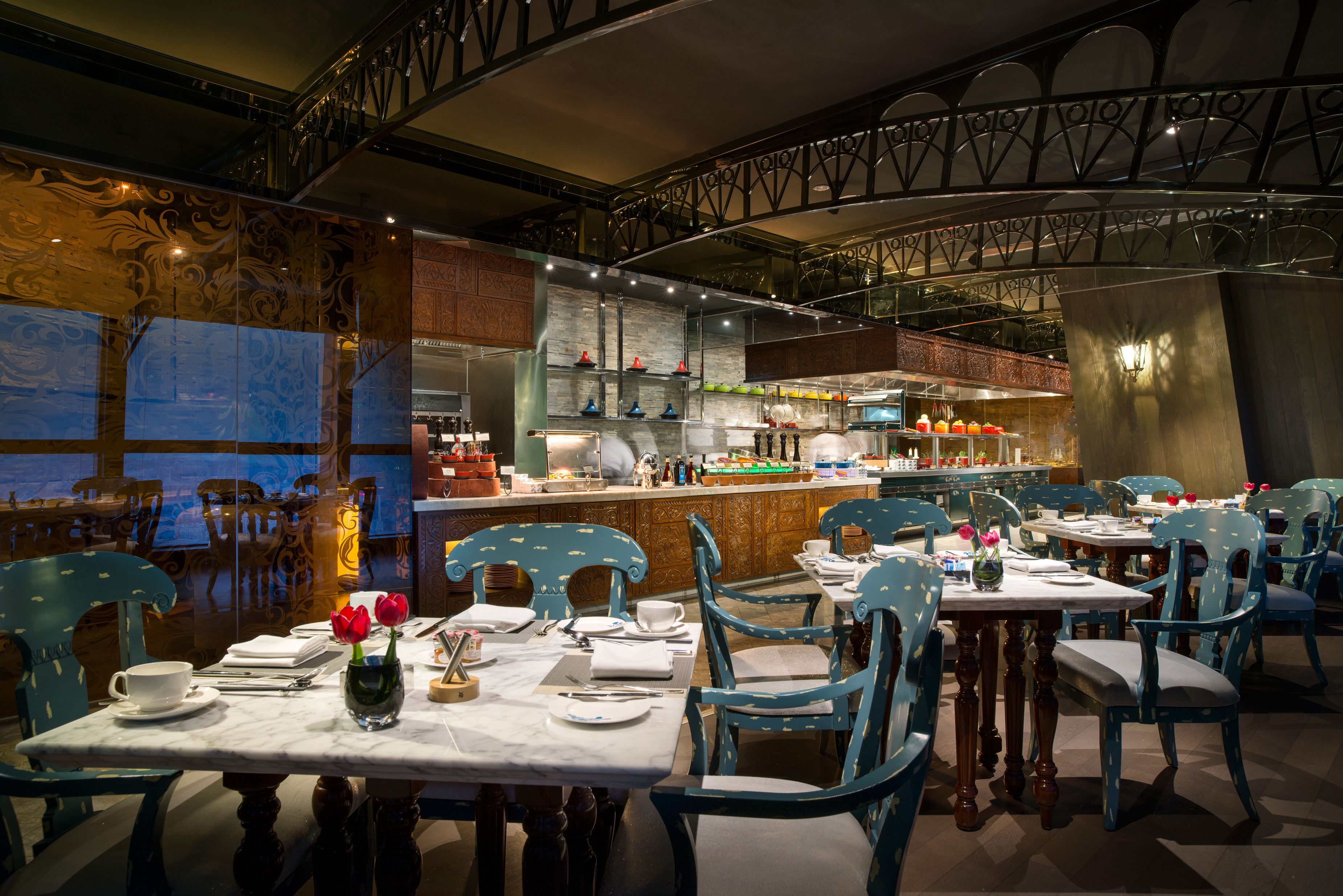 3 restaurants, breakfast, lunch, dinner served; international cuisine