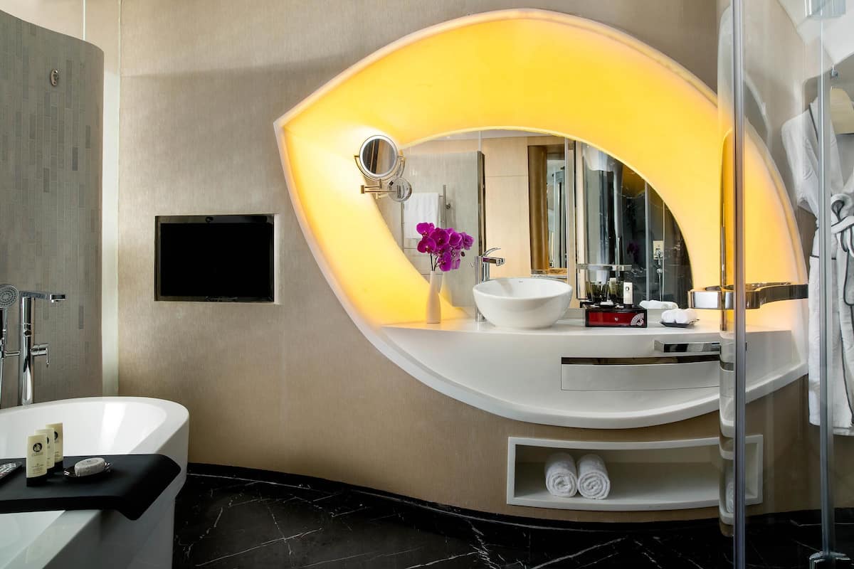 1 bedroom, premium bedding, minibar, in-room safe