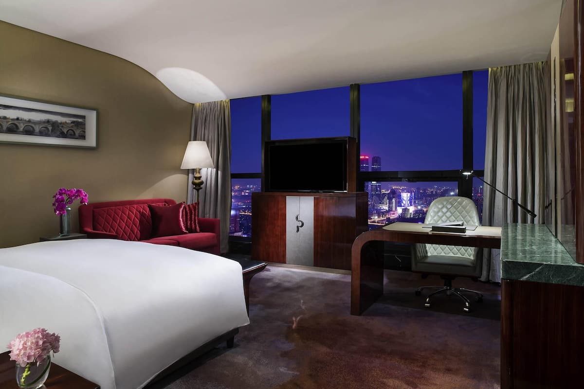 Chambre Supérieure, 1 trÚs grand lit, accÚs au salon club | Literie de qualité supérieure, minibar, coffres-forts dans les chambres