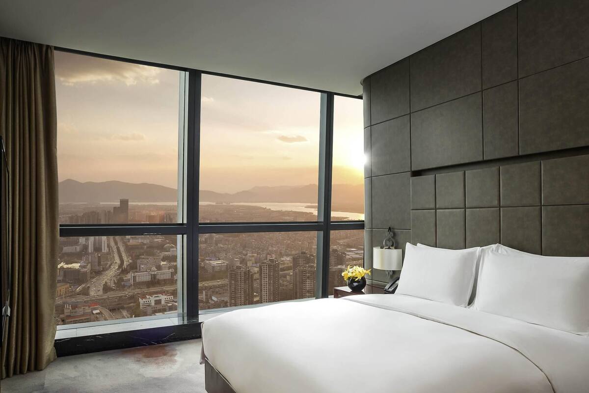Junior Suite, 1 King Bed, Club lounge access, City View | 1 bedroom, premium bedding, minibar, in-room safe