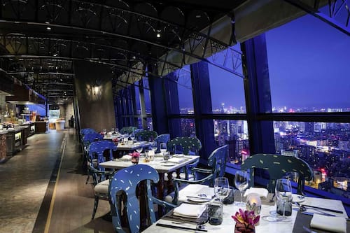 3 restaurants; breakfast, lunch and dinner served