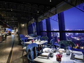 3 restaurants; breakfast, lunch, and dinner served