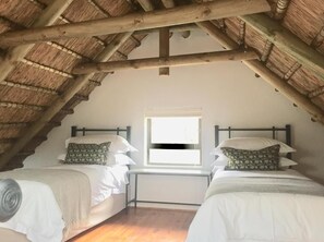 Cofres nos quartos, Wi-Fi de cortesia, roupa de cama