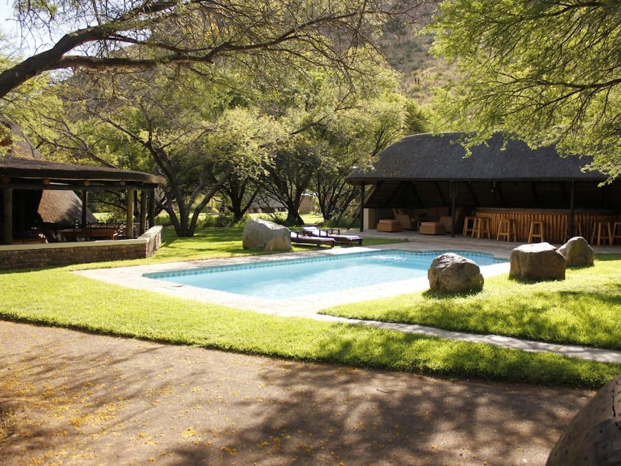 Piscina externa, espreguiçadeiras